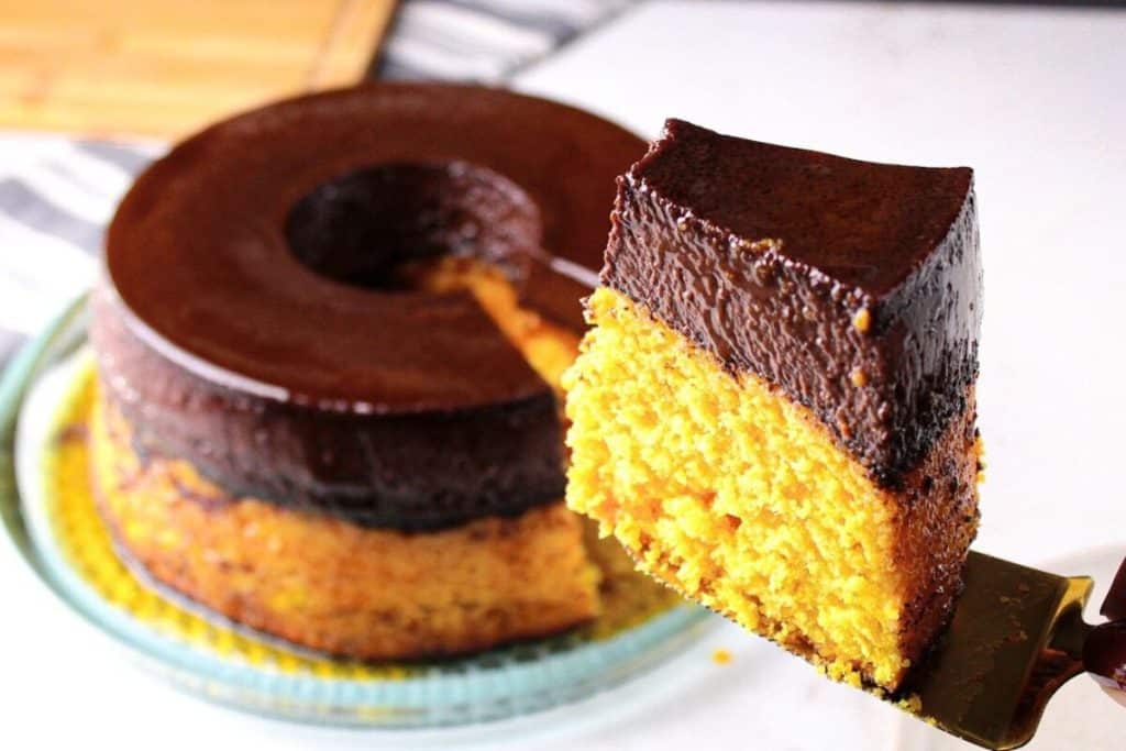 Bolo pudim de cenoura com chocolate