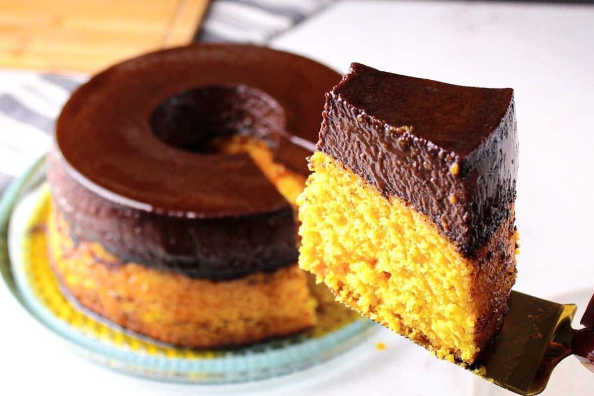 Bolo pudim de cenoura com chocolate