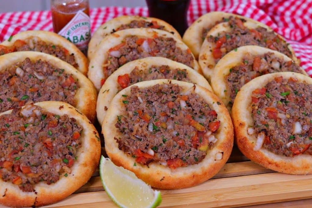 Esfiha aberta de carne