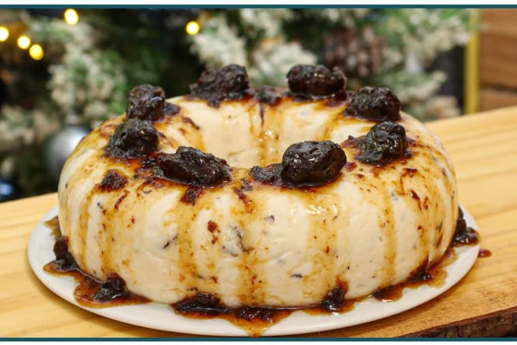 Manjar com calda de ameixa