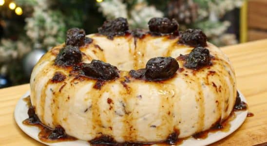 Manjar com calda de ameixa