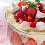 Merengue de morangos na taça, uma sobremesa clássica e linda que vai encantar a todos 1 Merengue de morangos