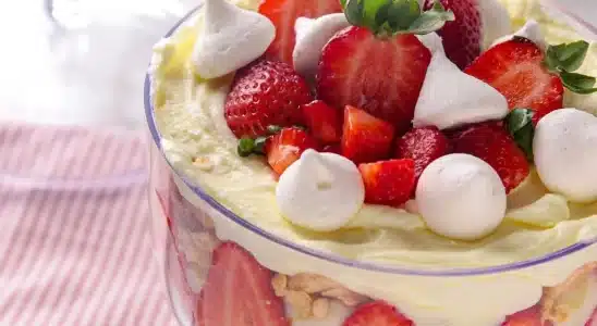 Merengue de morangos na taça, uma sobremesa clássica e linda que vai encantar a todos 2 Merengue de morangos