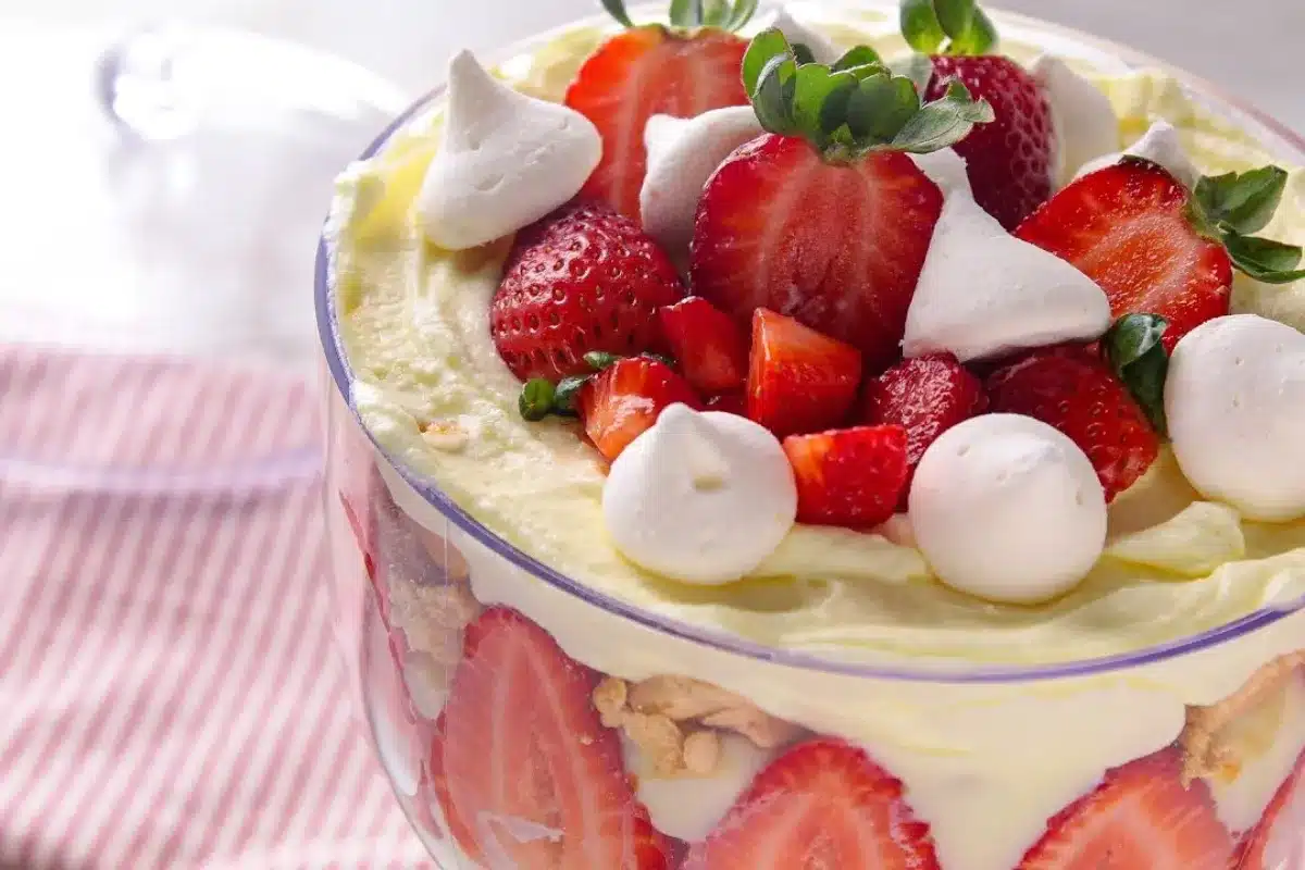 Merengue de morangos na taça, uma sobremesa clássica e linda que vai encantar a todos 49 Merengue de morangos