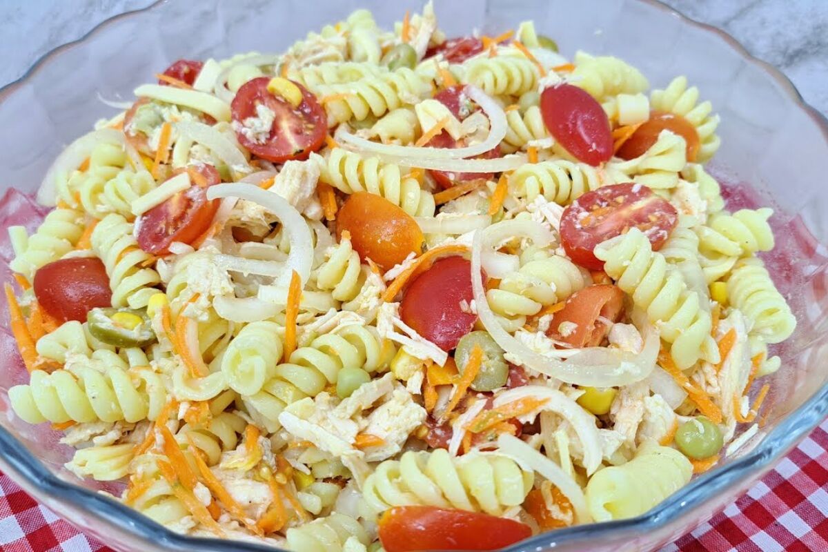 Salada fria de macarrão