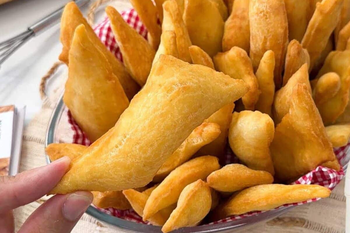 Bolinho frito sequinho por fora e bem macio por dentro, para você alegrar o café da tarde 3 Bolinho frito