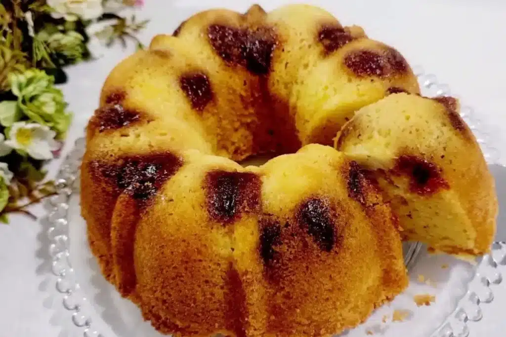 Bolo de fubá fofinho e com aquele gostinho de receita de sítio, ideal para servir com um café 4 Bolo de fubá