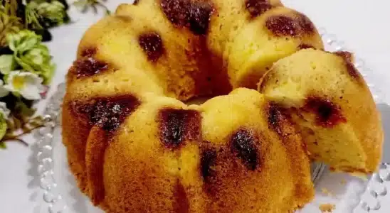 Bolo de fubá fofinho e com aquele gostinho de receita de sítio, ideal para servir com um café 2 Bolo de fubá