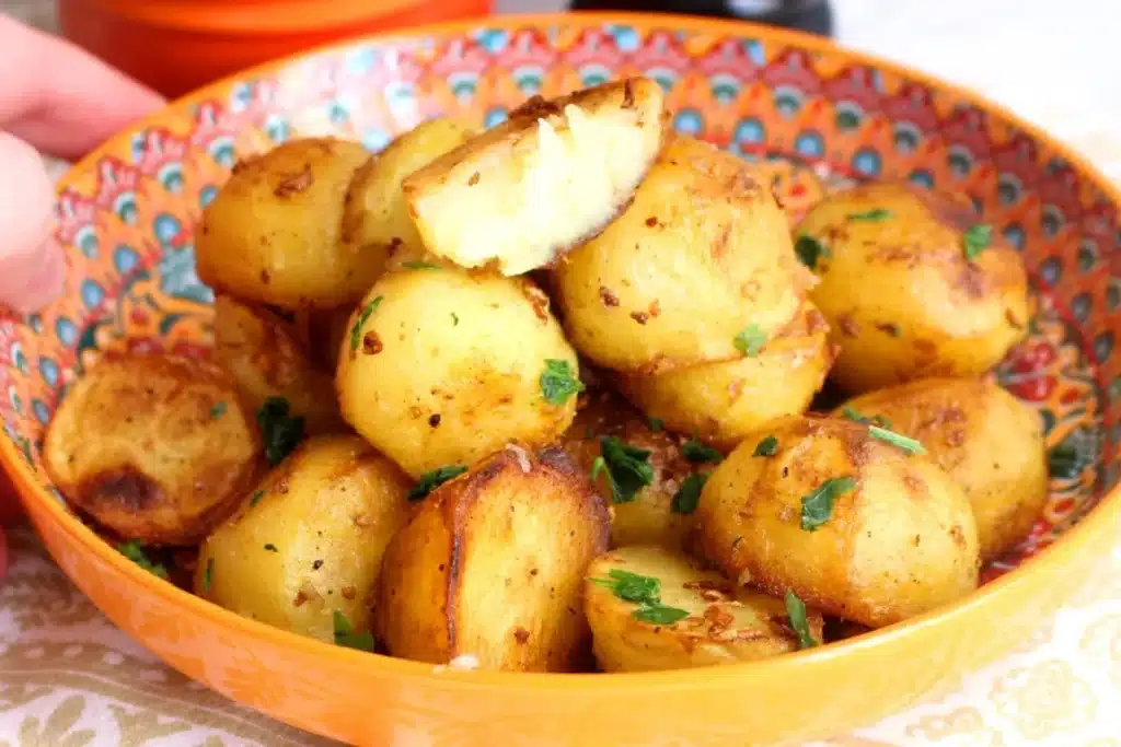 Batata dourada na frigideira super crocante e bem temperada, um acompanhamento perfeito 4 Batata dourada na frigideira