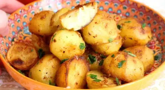 Batata dourada na frigideira super crocante e bem temperada, um acompanhamento perfeito 2 Batata dourada na frigideira