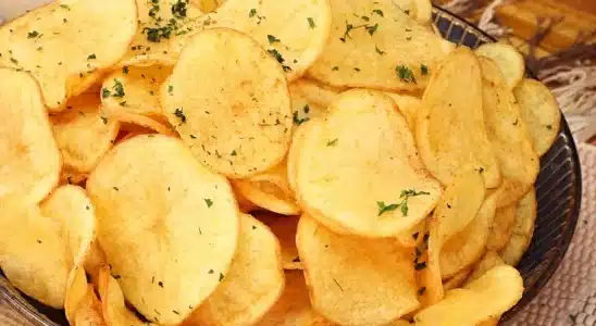 Batata frita crocante e sequinha tipo chips, para servir como um petisco irresistível e arrasar 2 Batata frita crocante