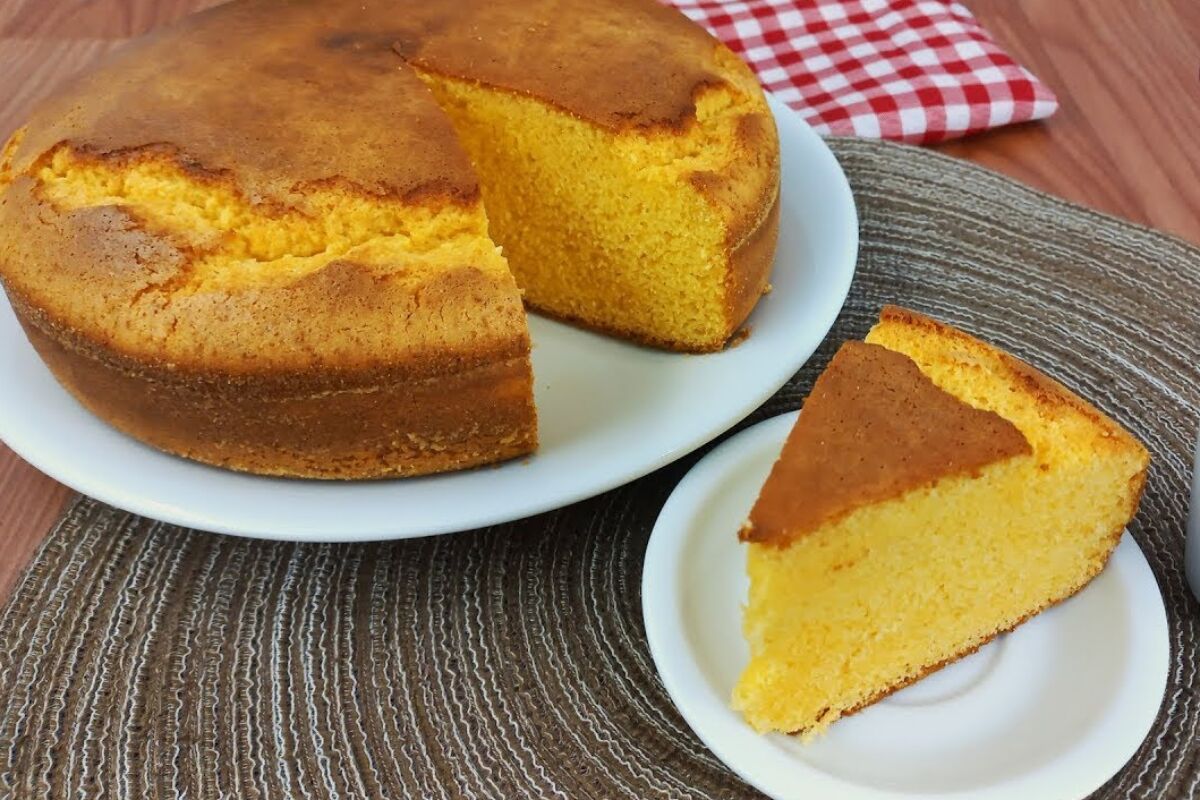 Bolo de fubá com leite condensado