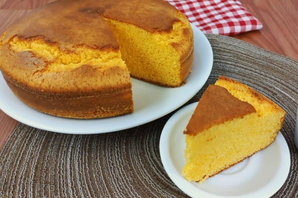 Bolo de fubá com leite condensado