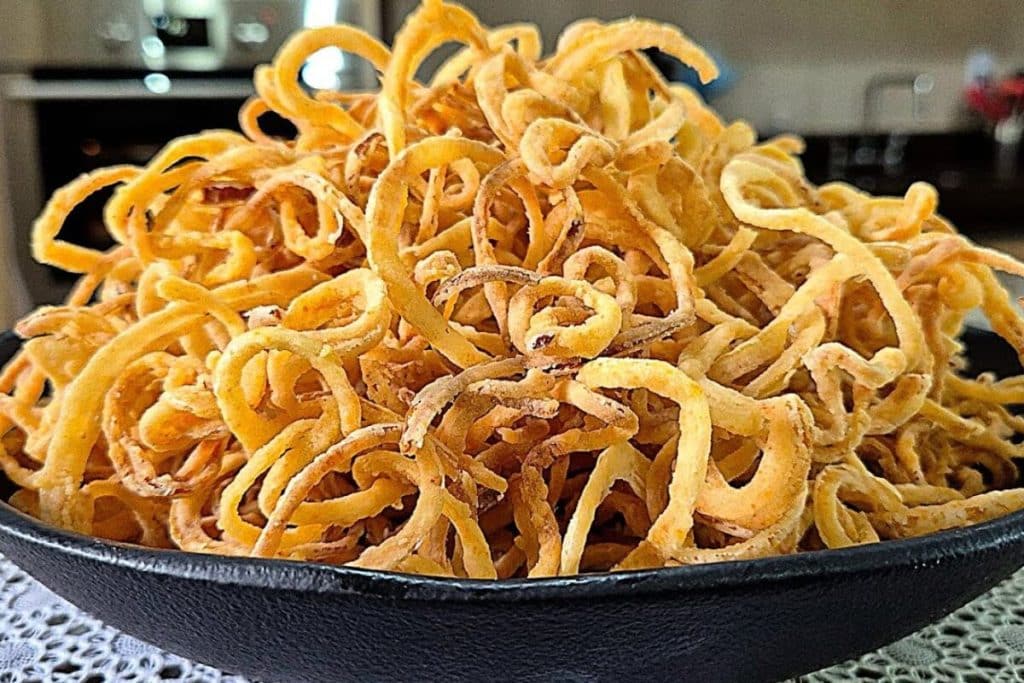 Cebola crispy deliciosa, para você fazer em casa e acompanhar hambúrgueres e pratos especiais 86 Cebola crispy