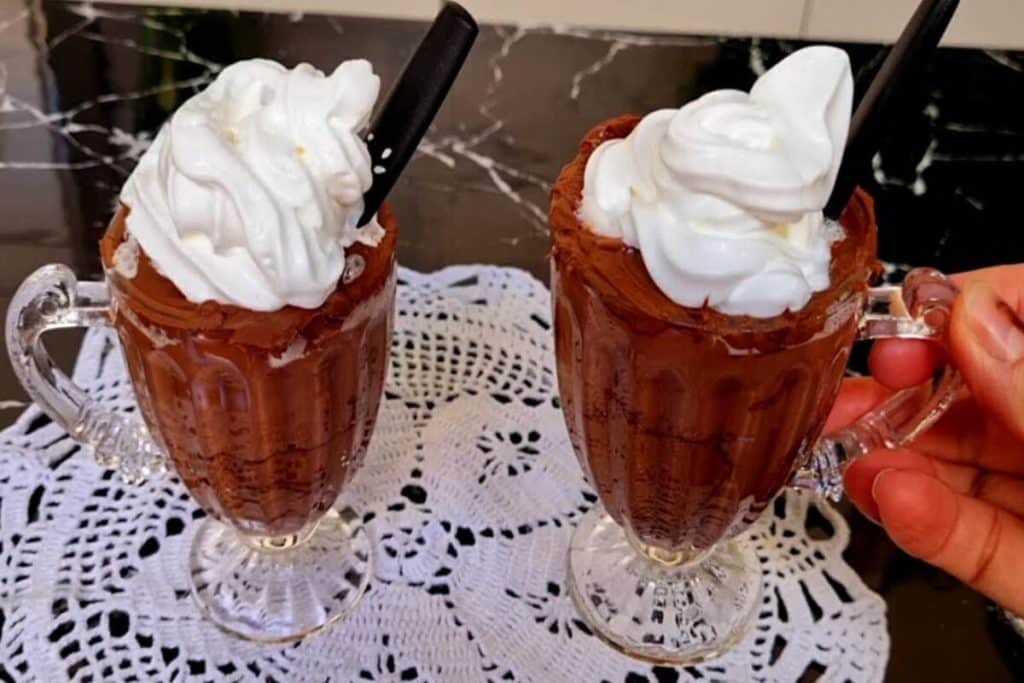 Chocolate cremoso de cafeteria