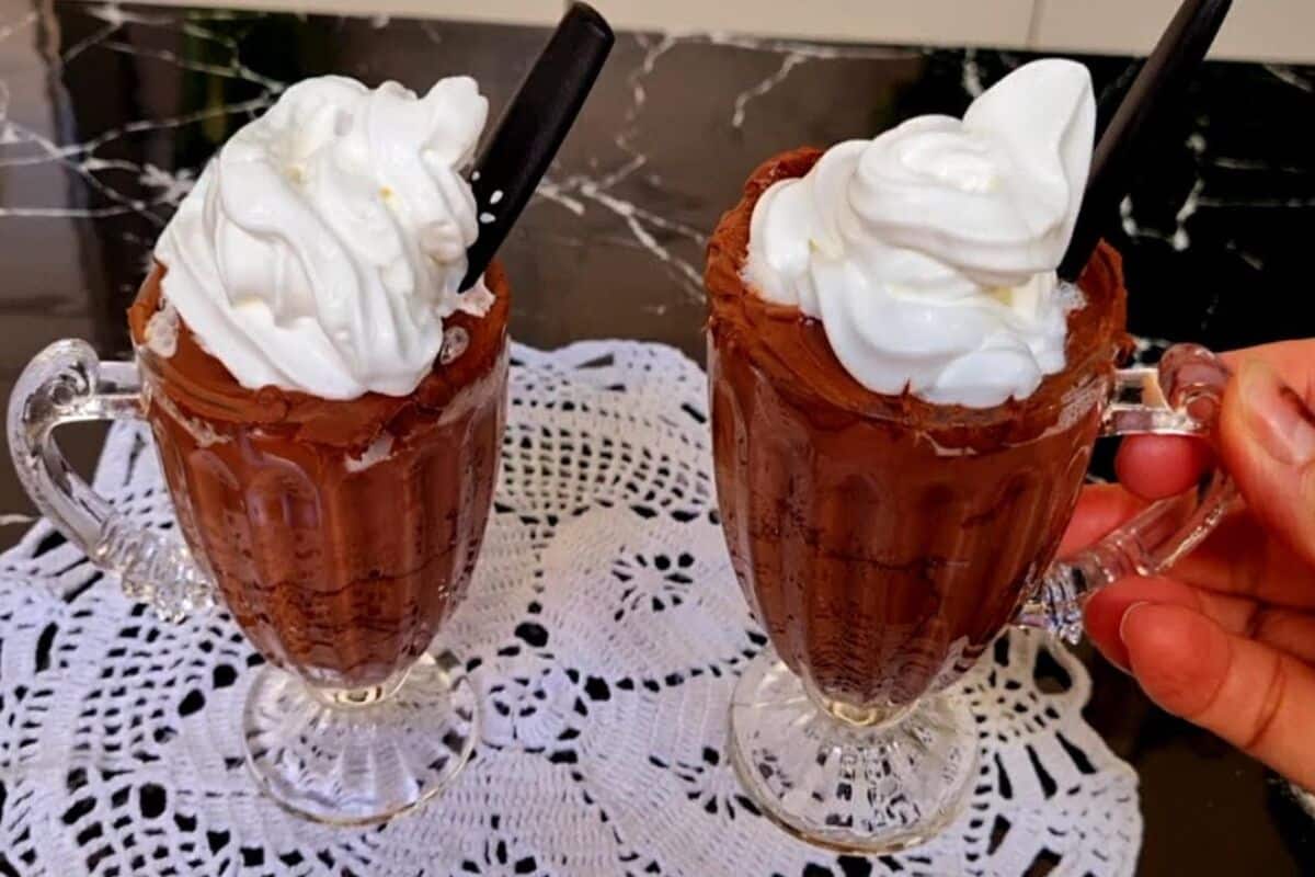 Chocolate cremoso de cafeteria