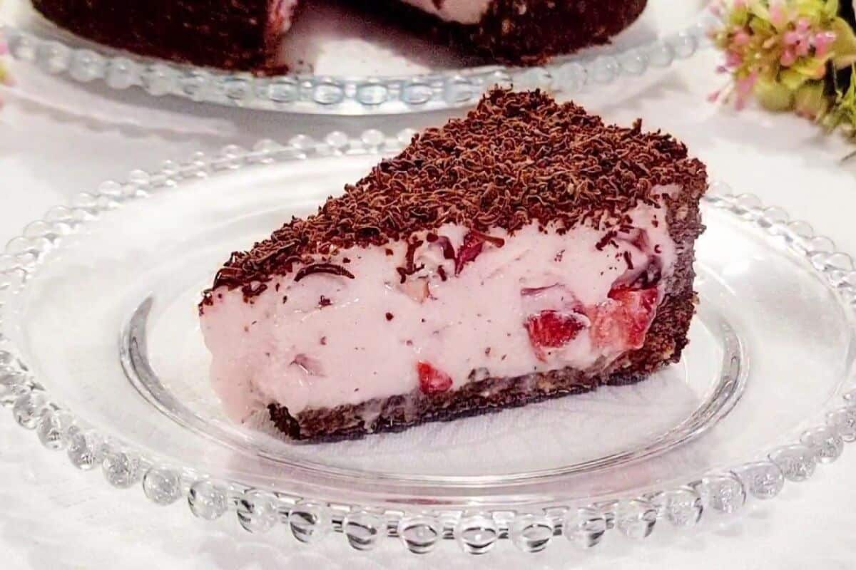 Mousse de morango em uma torta divina que desmancha na boca e vai surpreender a todos 73 Mousse de morango