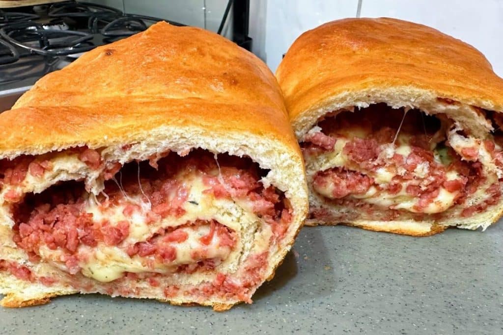 Pão caseiro recheado, com uma massa muito macia e um recheio de linguiça calabresa incrível 180 Pão caseiro recheado