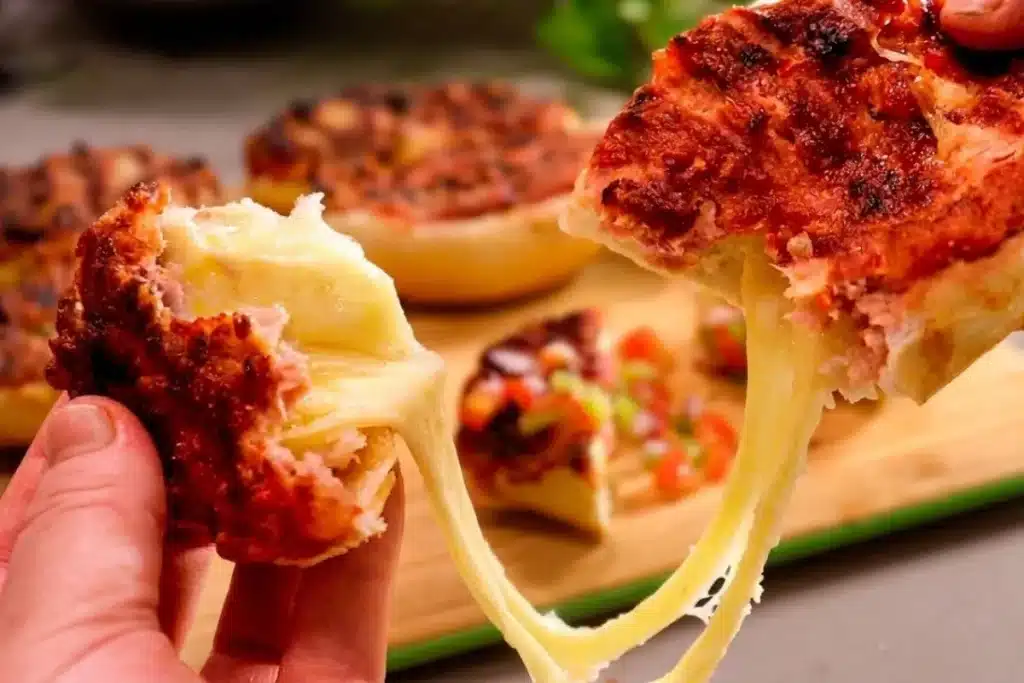 Pão com linguiça super recheado e gratinado com queijo, para inovar no lanche da tarde 4 Pão com linguiça