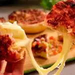 Pão com linguiça super recheado e gratinado com queijo, para inovar no lanche da tarde 1 Pão com linguiça
