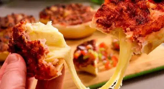 Pão com linguiça super recheado e gratinado com queijo, para inovar no lanche da tarde 4 Pão com linguiça