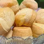 Pão de queijo de padaria bem sequinho por fora e super macio por dentro, para o seu café da manhã 1 Pão de queijo de padaria
