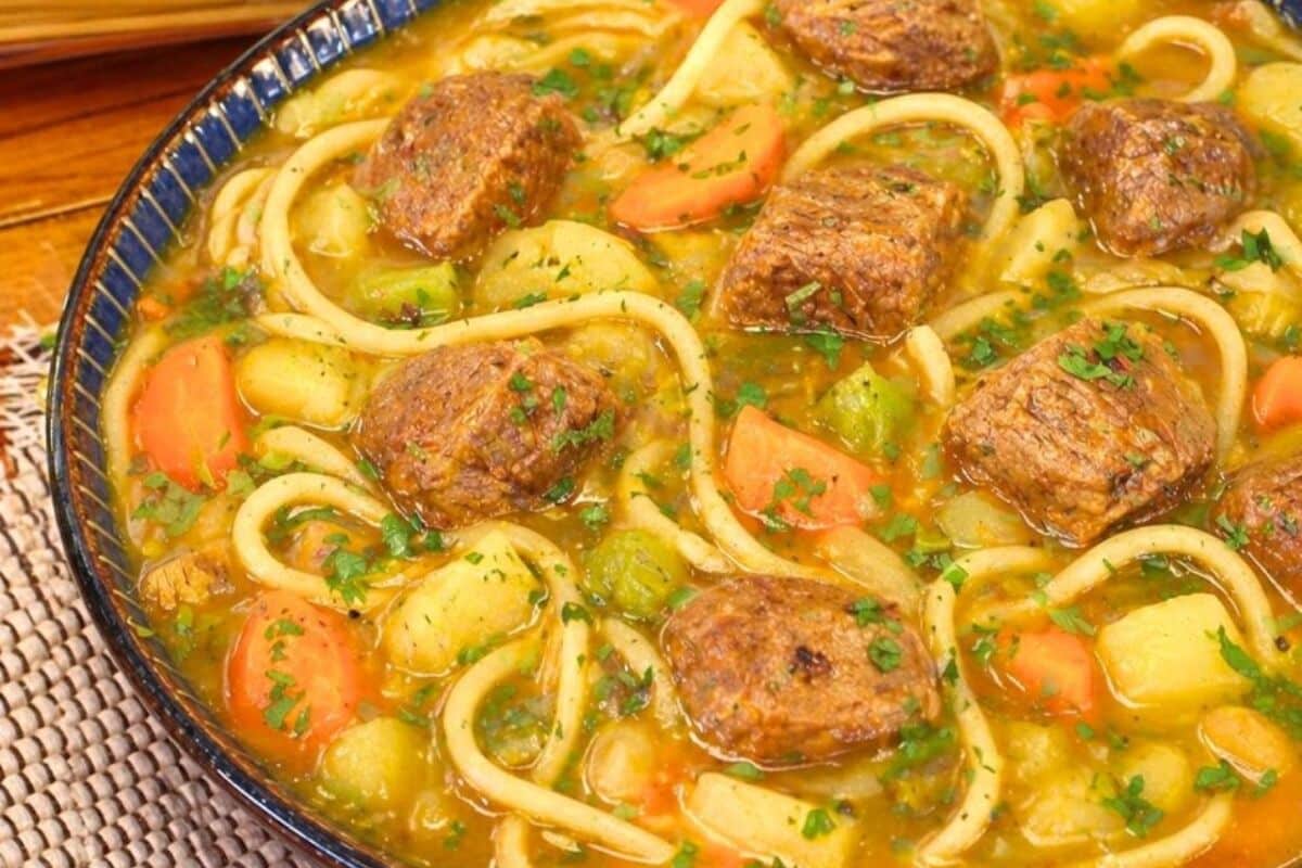 Sopa de carne com legumes