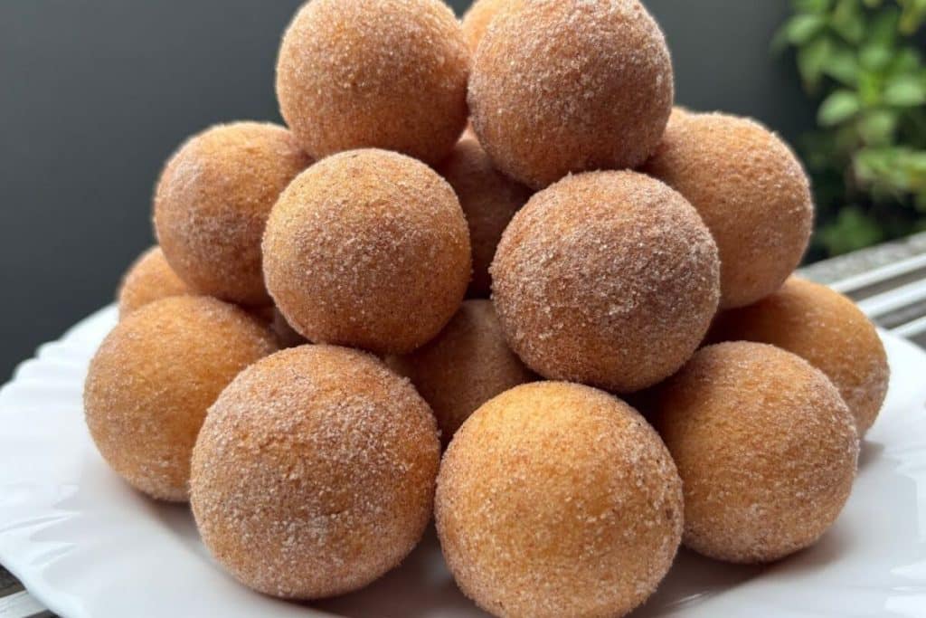 Bolinho de polvilho doce sequinho por fora e macio por dentro, ideal para acompanhar um café 68 Bolinho de polvilho doce