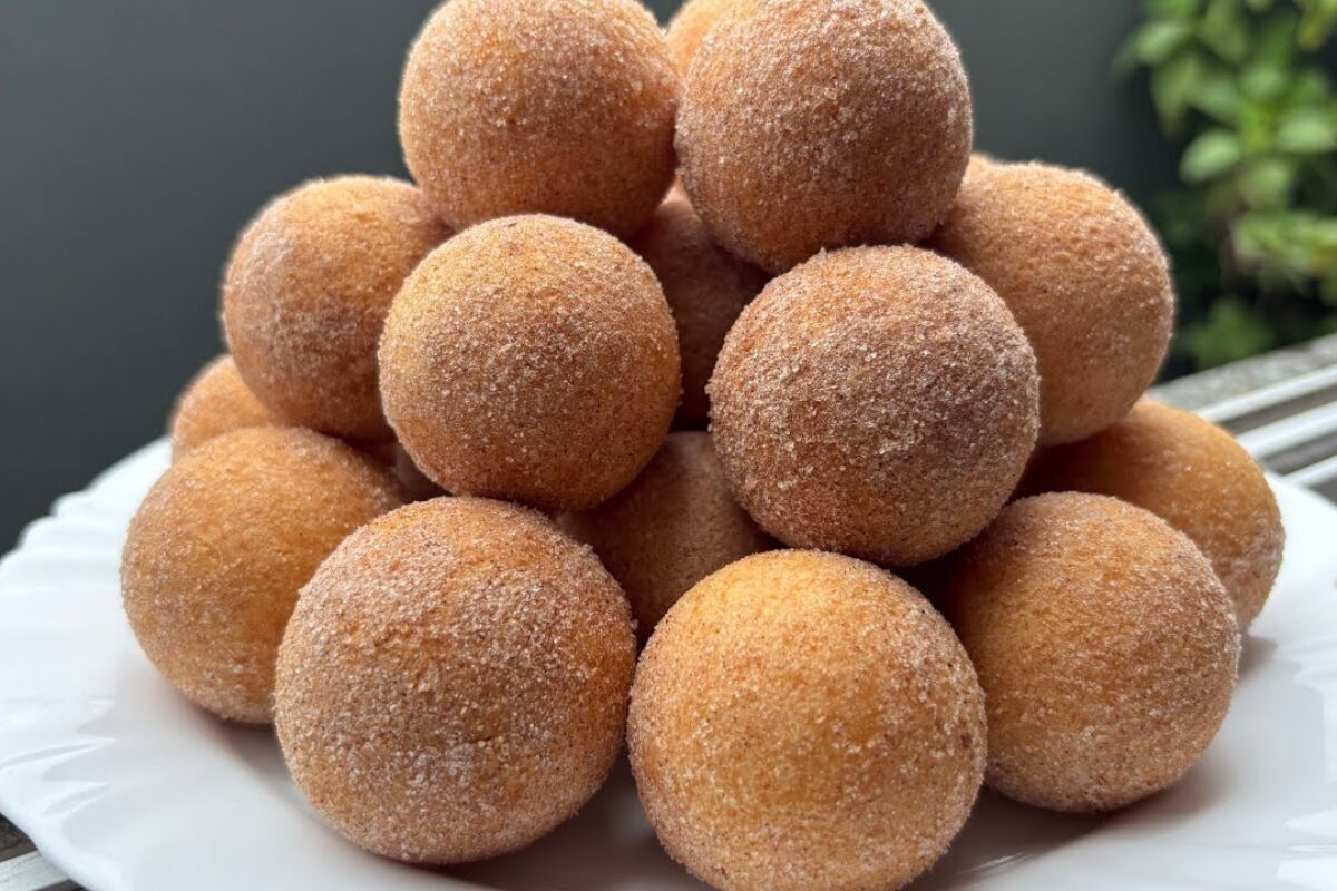 Bolinho de polvilho doce sequinho por fora e macio por dentro, ideal para acompanhar um café 67 Bolinho de polvilho doce