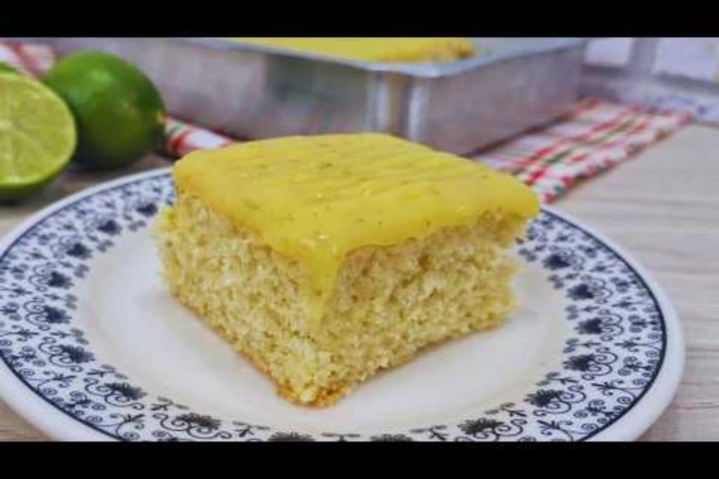 Bolo de limão com cobertura
