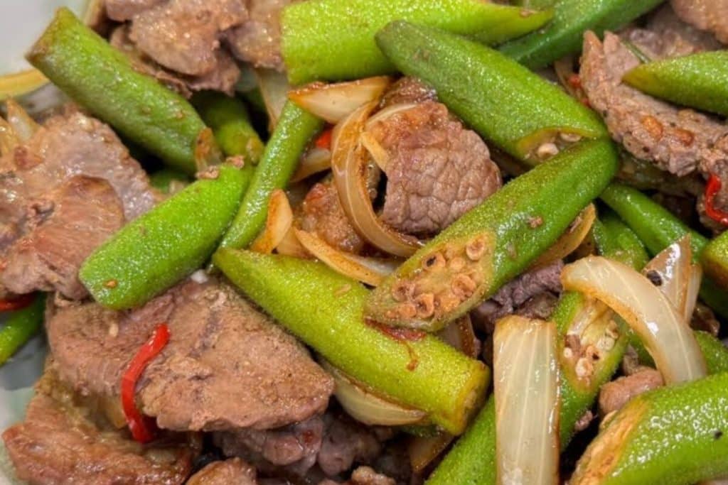Carne com quiabo refogado
