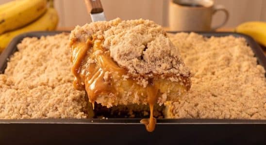Cuca de banana com doce de leite