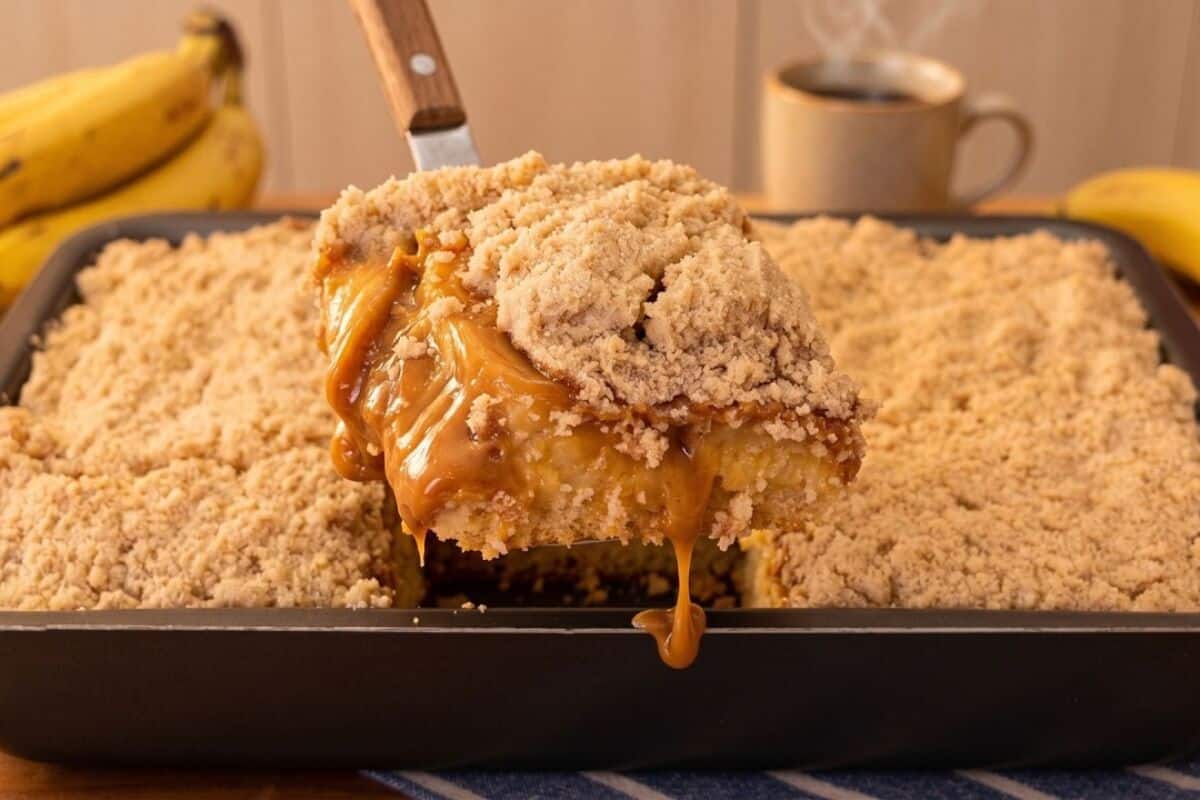 Cuca de banana com doce de leite