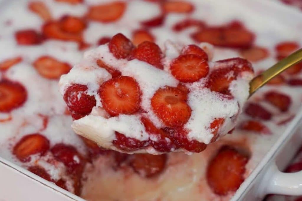 Gelado de morango na travessa