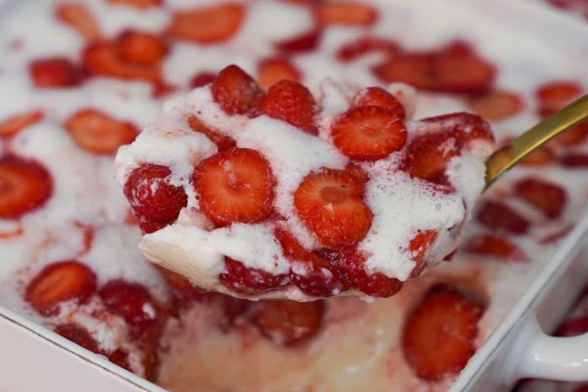 Gelado de morango na travessa