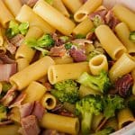 Macarrão com brócolis e bacon