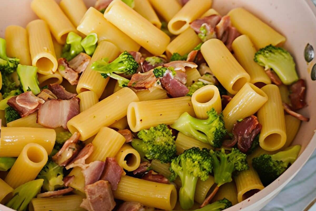Macarrão com brócolis e bacon
