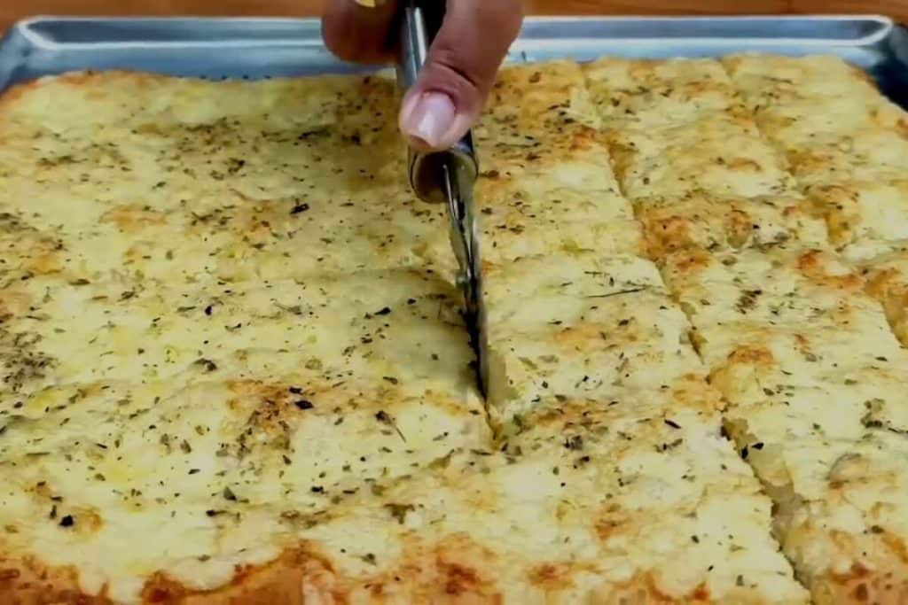 Pão de alho caseiro muito cremoso e irresistível, que fica pronto num piscar de olhos 18 Pão de alho caseiro