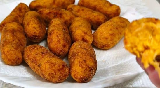 Salgado com massa de mandioca