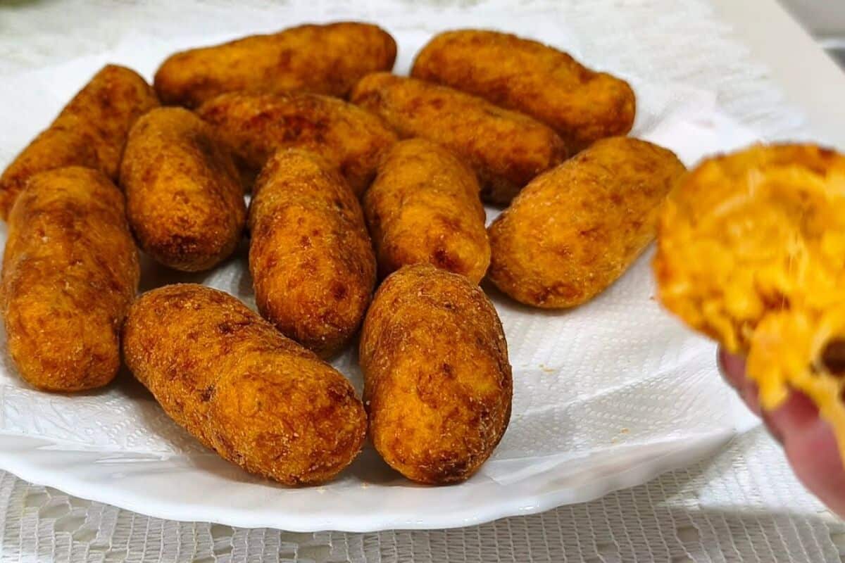 Salgado com massa de mandioca bem leve e sem trigo, feito com um recheio de frango delicioso 37 Salgado com massa de mandioca