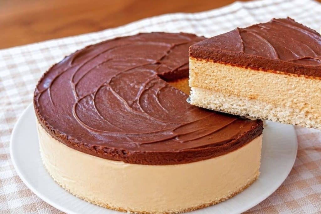 Sobremesa low carb de cottage com cobertura de chocolate