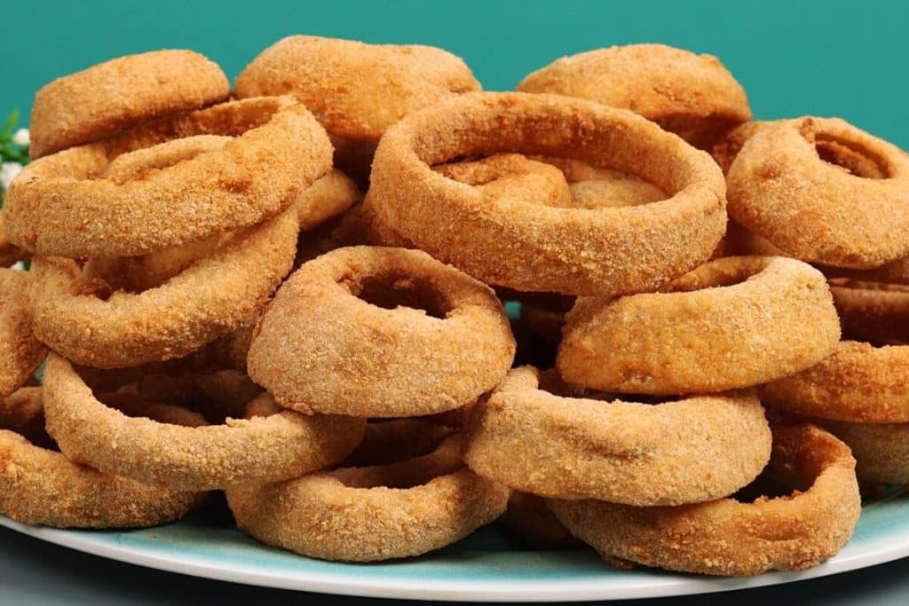 Anéis de cebola crocantes e muito sequinhos, para você servir como o petisco perfeito no final de semana 50 Anéis de cebola crocantes