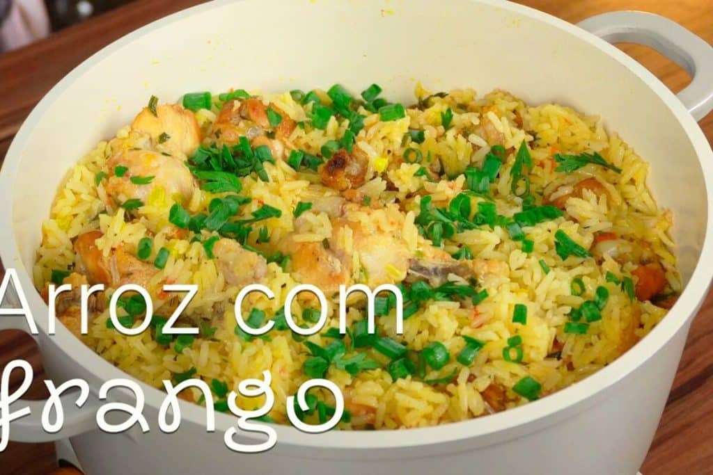 Arroz com frango suculento e saboroso, feito de um jeito diferente, uma refeição completa 104 Arroz com frango