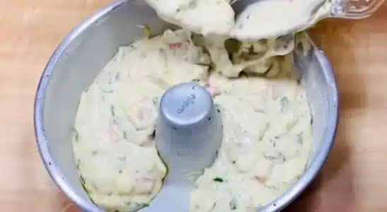 Bolo salgado feito no liquidificador com uma massa muito leve e recheio cremoso, uma delícia 3 Bolo salgado