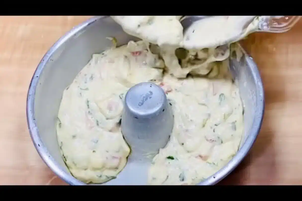 Bolo salgado feito no liquidificador com uma massa muito leve e recheio cremoso, uma delícia 55 Bolo salgado