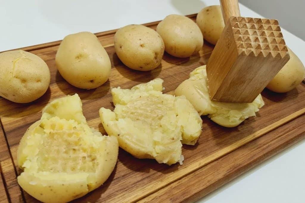 Batata de forno deliciosa e gratinada com muito queijo, para você fazer de um jeito simples 100 Batata de forno