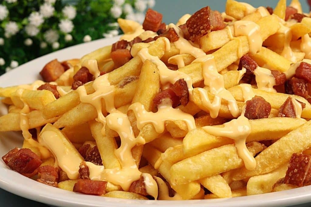 Batata frita com molho cheddar
