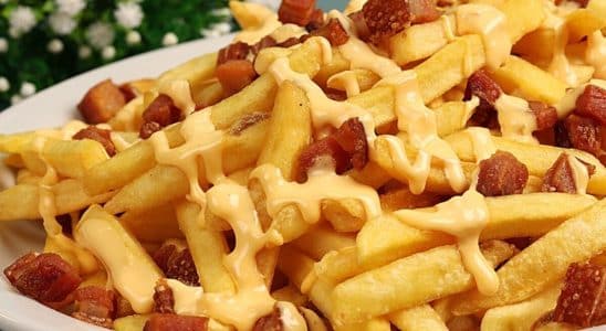 Batata frita com molho cheddar