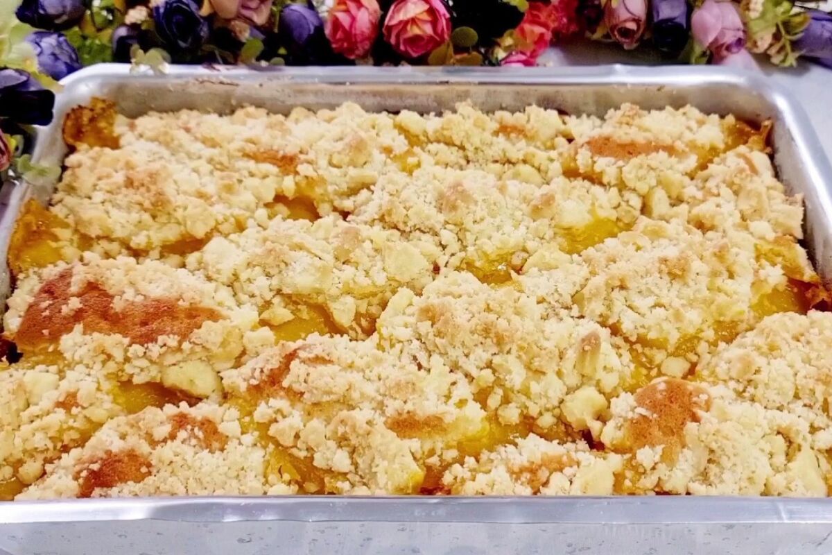 Bolo cuca de limão com um creme azedinho e farofa crocante, uma verdadeira gostosura 25 Bolo cuca de limão