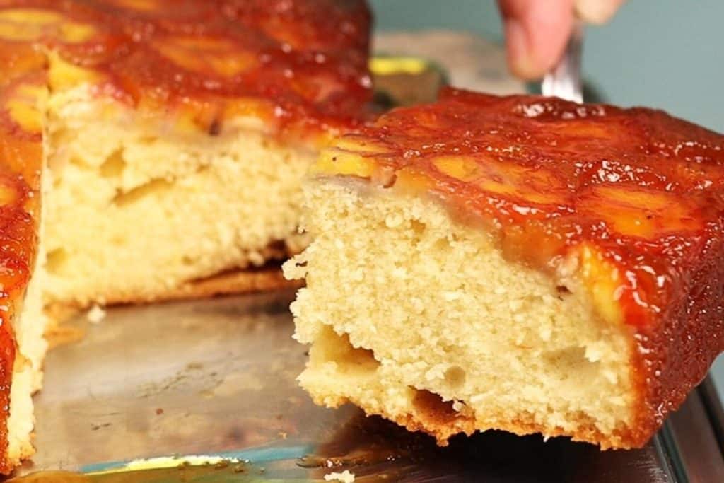 Bolo de banana caramelizado com uma massa leve e fofinha, que vai perfumar a sua cozinha 70 Bolo de banana caramelizado